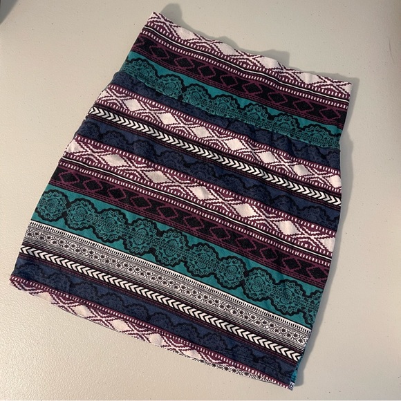 CHARLOTTE RUSSE Patterned Mini Skirt - Picture 4 of 4